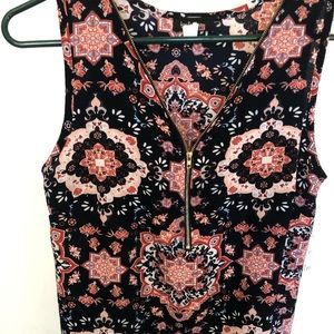Top Fashion:Black pattern blousew/zipper in center